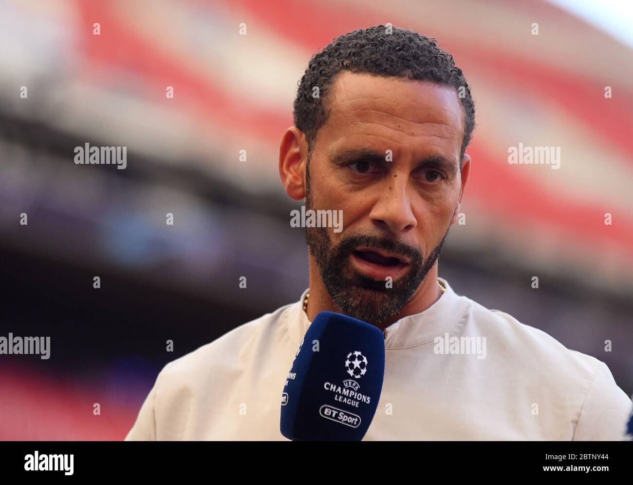 MADRID, ESPAGNE - 31 MAI 2019 : le joueur de télévision Rio Ferdinand a photographié un jour avant la finale de la Ligue des champions de l'UEFA 2018/19 entre Tottenham Hotspur (Angleterre) et le Liverpool FC (Angleterre) à Wanda Metropolitano. Banque D'Images