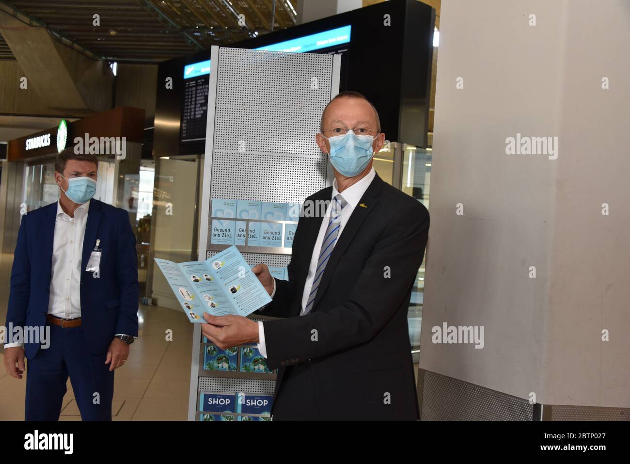 Cologne, Allemagne. 27 mai 2020. Jens Bischof (l), Directeur général d'Eurowings, et Johan Vanneste, Directeur général de l'aéroport de Cologne Bonn, portant des masques lors de la présentation du concept de sécurité à l'aéroport de Cologne Bonn - Safe in Corona Times. Credit: Horst Galuschka/dpa/Alay Live News Banque D'Images