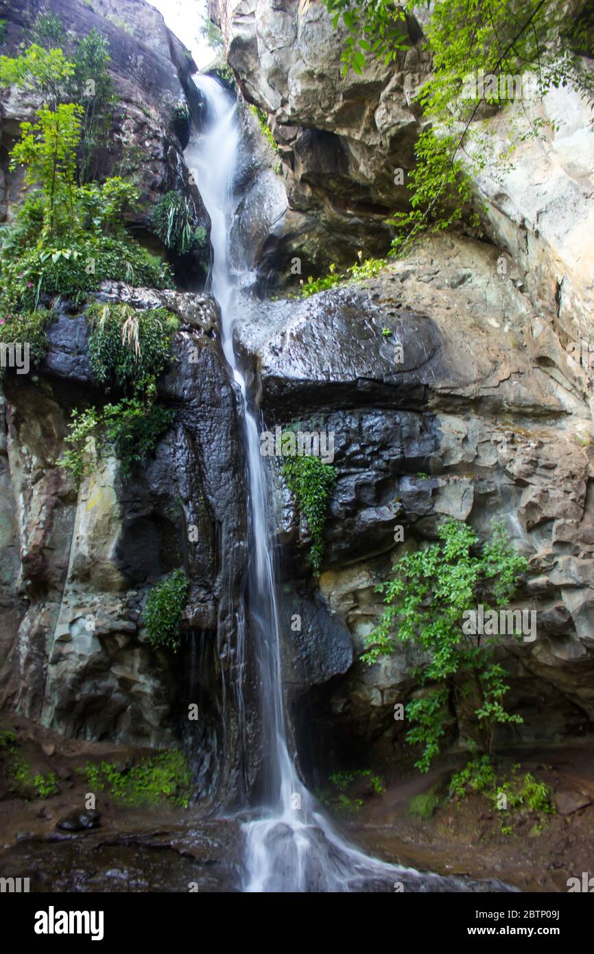 Chutes de cristal, petite cascade dans la réserve naturelle de Monks Cowl, dans le Drakensberg central, en Afrique du Sud, après des pluies exceptionnellement bonnes Banque D'Images