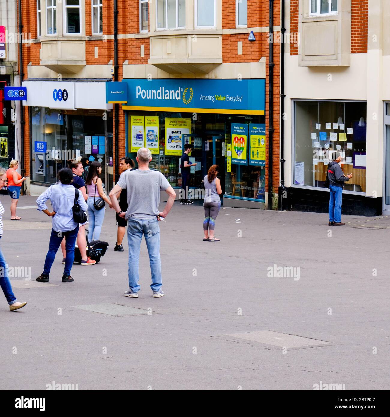 Une ligne de personnes qui file d'attente à l'extérieur du magasin à prix réduit Poundland dans le sud de londres pendant la pandémie du coronavirus Banque D'Images