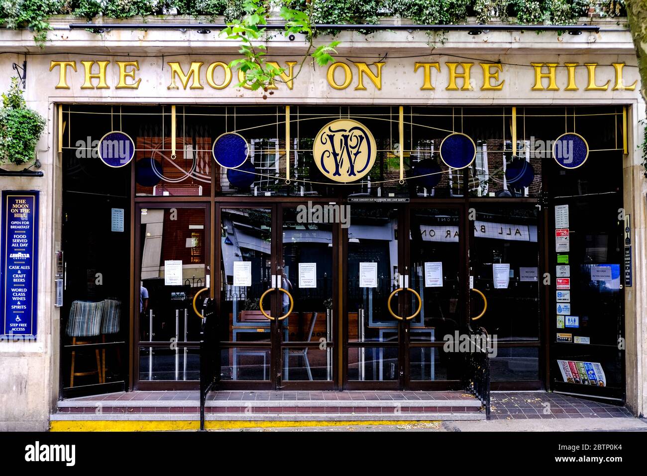 JD Wethercuillers reconçoivent leur pub Interiors pour se conformer aux nouvelles lois d'ouverture concernant la distanciation sociale après la pandémie de coronavirus Banque D'Images