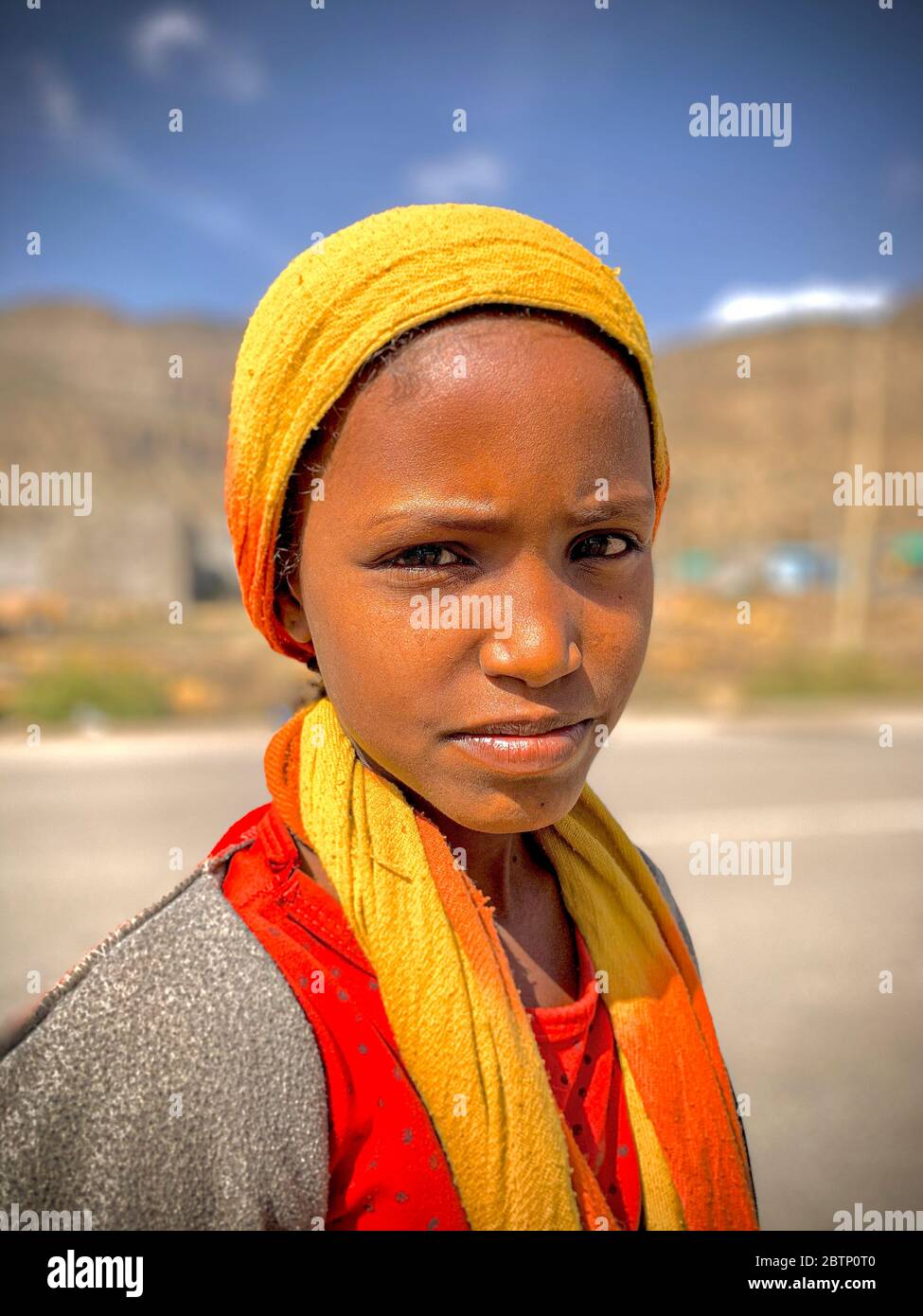 Jeune fille avec tête de lit musulmane traditionnelle, dépression de Danakil, région d'Afar, Éthiopie, Afrique Banque D'Images