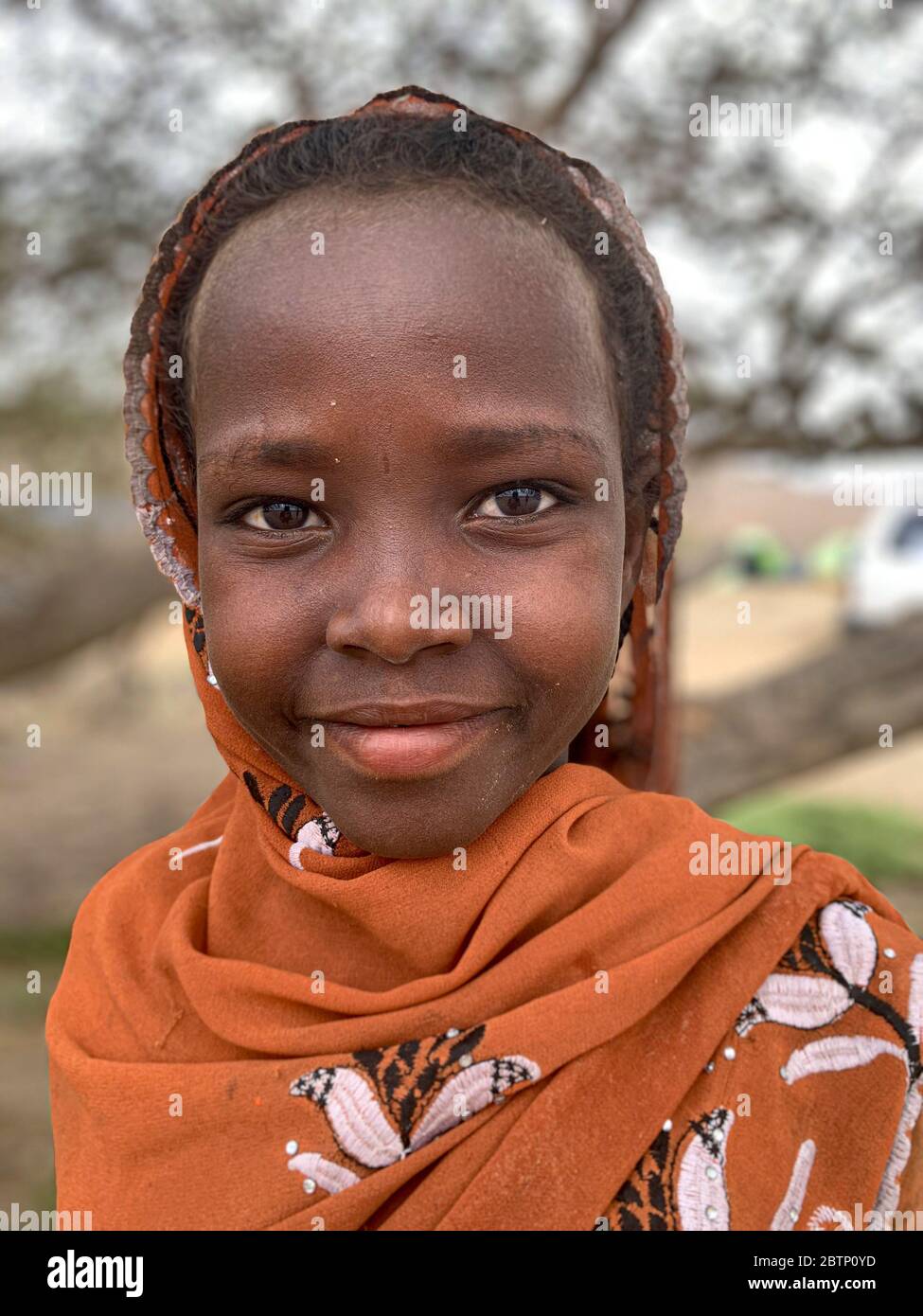 Belle petite fille avec hijab traditionnel tête de wrap musulman, région d'Afar, Éthiopie, Afrique Banque D'Images