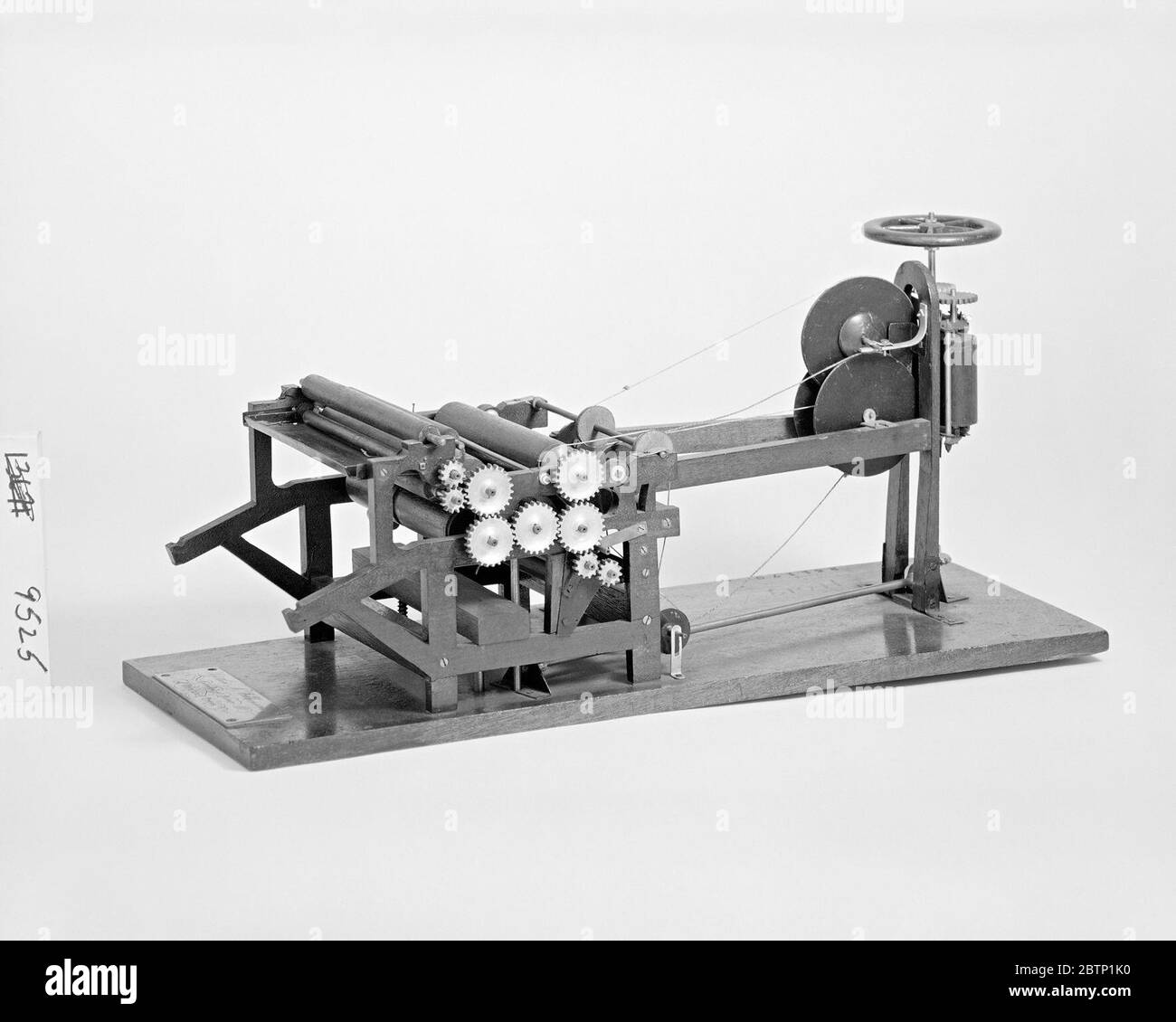 Modèle de brevet pour une presse rotative. Ce modèle de brevet démontre une invention pour une presse rotative utilisant un type conique sur ses cylindres de type avec un bâton de composition incurvé spécial; la bande de papier a été coupée et pliée à la même machine, après l'impression. Banque D'Images