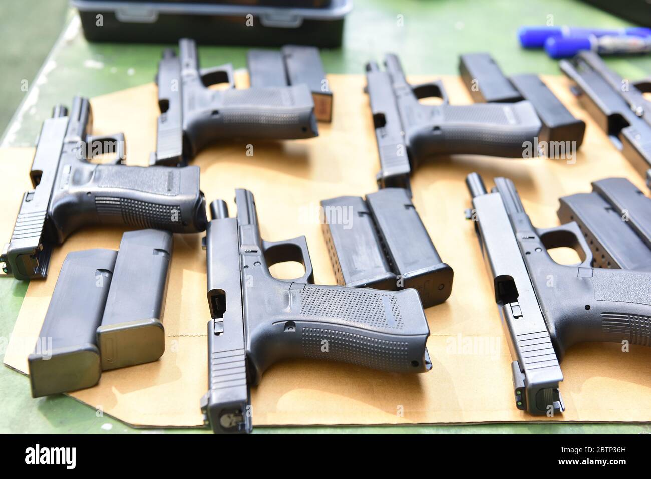 De nombreuses conditions de sécurité des pistolets sont mises sur la table à la portée de tir Banque D'Images