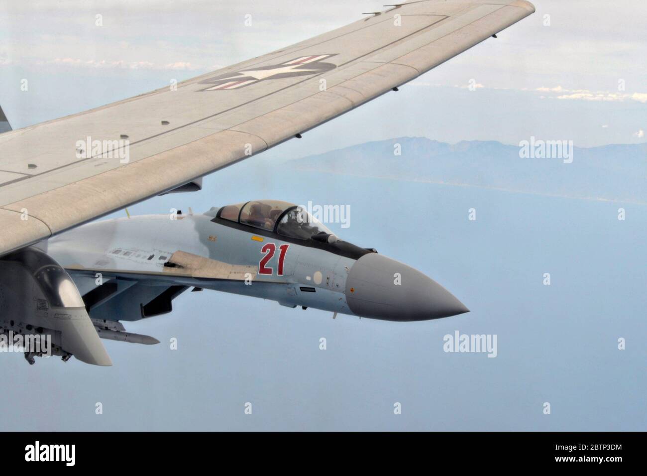 Méditerranée, États-Unis. 26 mai 2020. Deux avions de chasse russe su-35 Flanker-E s'éclipsent à une distance dangereuse, un avion de patrouille P-8A Poséidon de la marine américaine affecté à la 6e flotte le 26 mai 2020 au-dessus de la mer Méditerranée. 26 mai 2020. L'interception russe a duré 64 minutes et a créé un environnement de vol dangereux. Crédit : Jonathan Nelson/États-Unis Navy/Alay Live News Banque D'Images