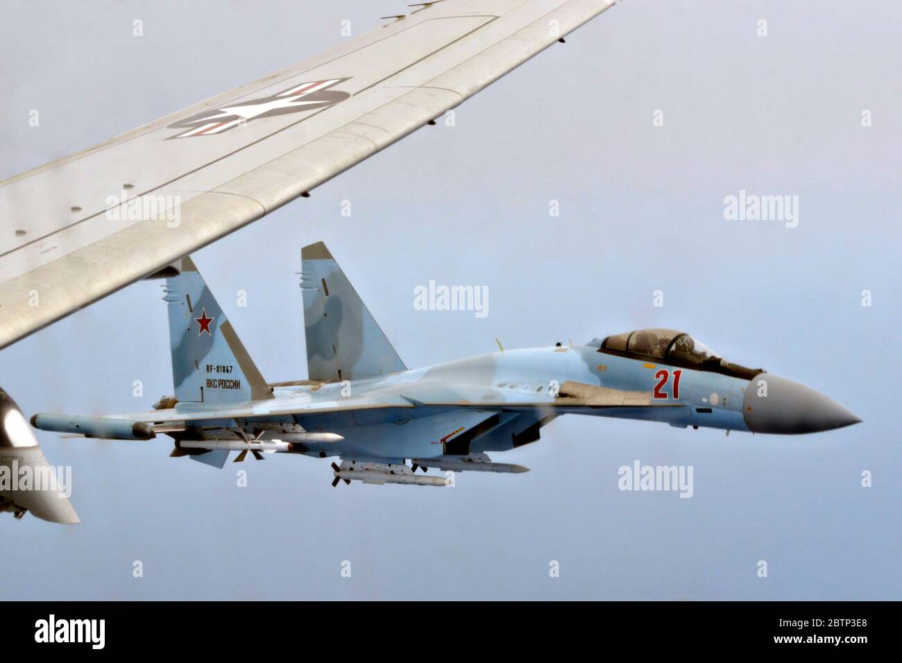 Méditerranée, États-Unis. 26 mai 2020. Deux avions de chasse russe su-35 Flanker-E s'éclipsent à une distance dangereuse, un avion de patrouille P-8A Poséidon de la marine américaine affecté à la 6e flotte le 26 mai 2020 au-dessus de la mer Méditerranée. 26 mai 2020. L'interception russe a duré 64 minutes et a créé un environnement de vol dangereux. Crédit : Jonathan Nelson/États-Unis Navy/Alay Live News Banque D'Images