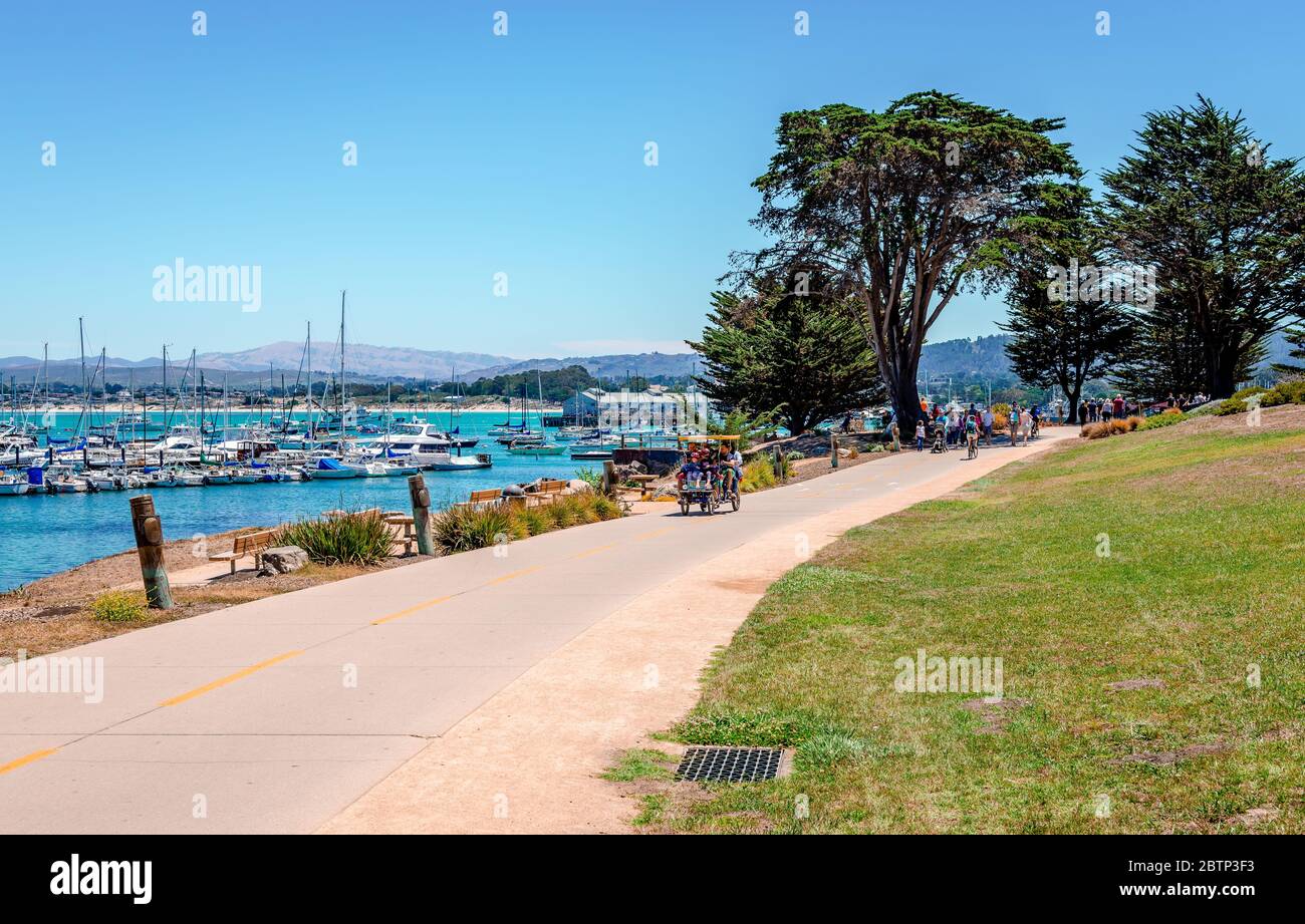 Monterey, CA / USA - juillet 18 2015: Les gens aiment une promenade dans Cannery Row, la rue au bord de l'eau dans la section de New Monterey, en Californie Banque D'Images
