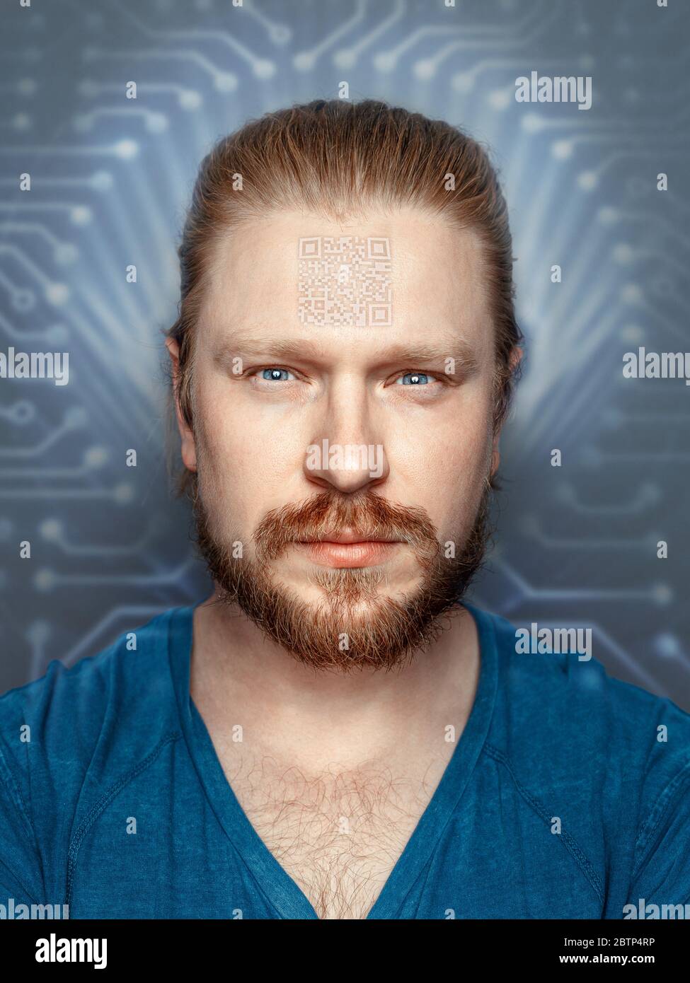 Homme avec code QR sur le front sur le fond de la puce fluorescente, vue avant portrait Banque D'Images