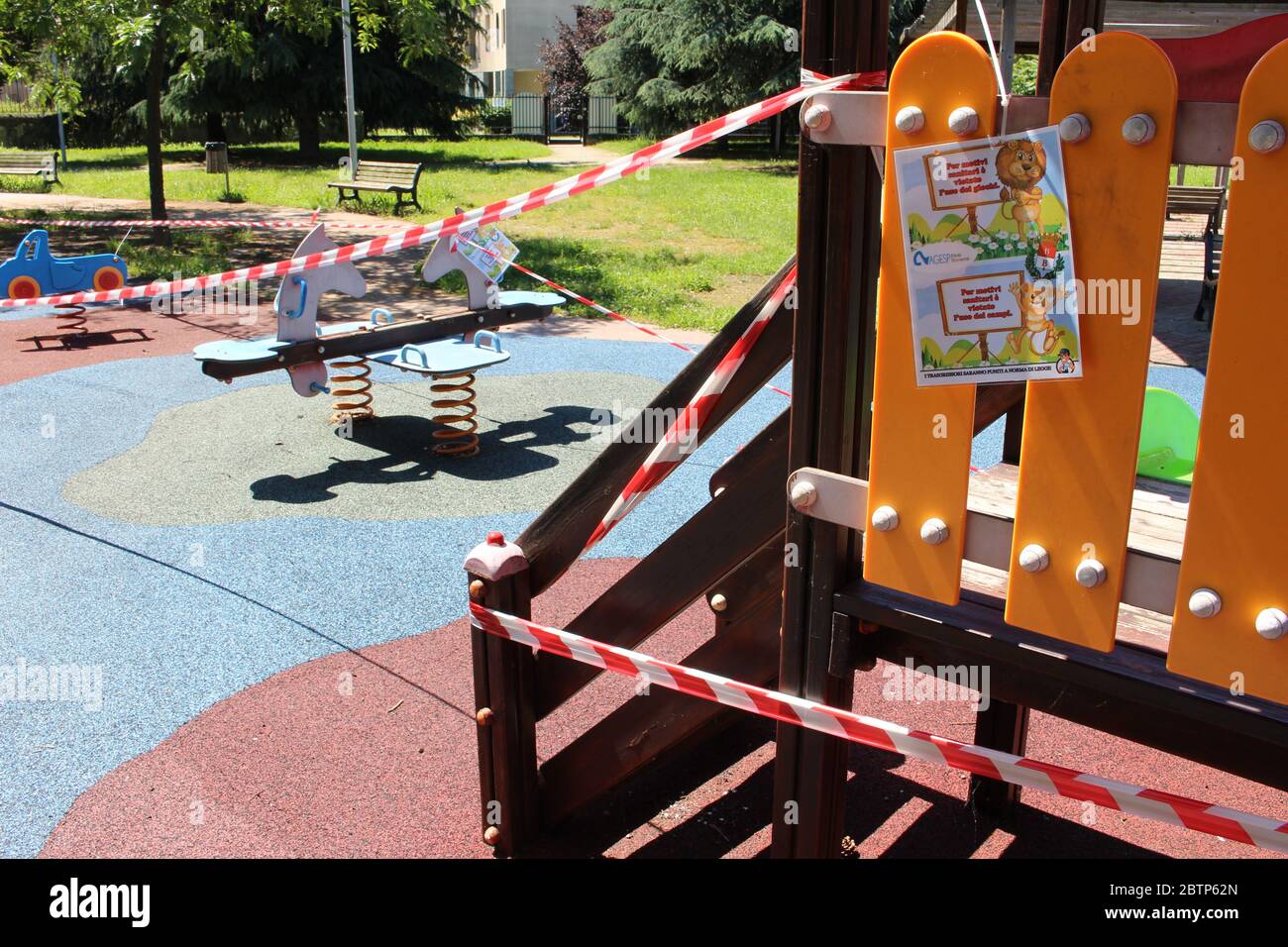 Busto Arsizio, Varese / Italie - 05 27 2020: L'aire de jeux pour enfants en Italie, fermée en raison du virus Covid-19. Isolé avec ruban blanc et rouge. Banque D'Images