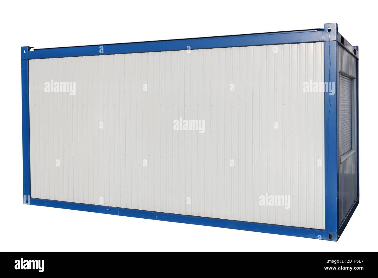 Des conteneurs bleus temporaires de bureau mobile sont installés près du chantier. Isolé sur blanc Banque D'Images