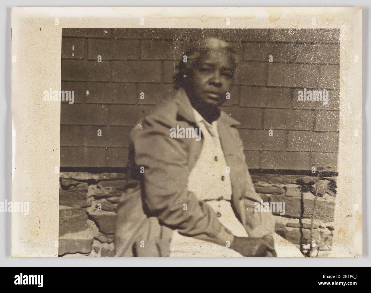 Imprimé photographique de femme non identifiée. Photographie en noir et blanc d'une femme non identifiée. La plupart des portraits ont été portés. Il y a une inscription en encre bleue sur le devant de la photo: [À Paula, / Love, Lynne]. Banque D'Images