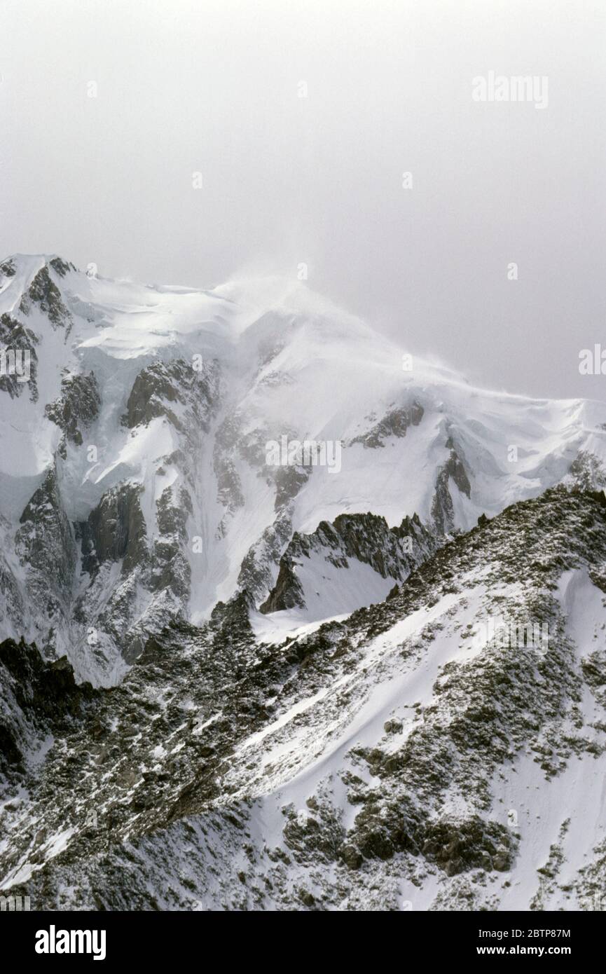 Montblanc, la plus haute montagne d'Europe, vue depuis le téléphérique du Mont blanc qui part de Courmayeur en France, en photo en 1964 Banque D'Images