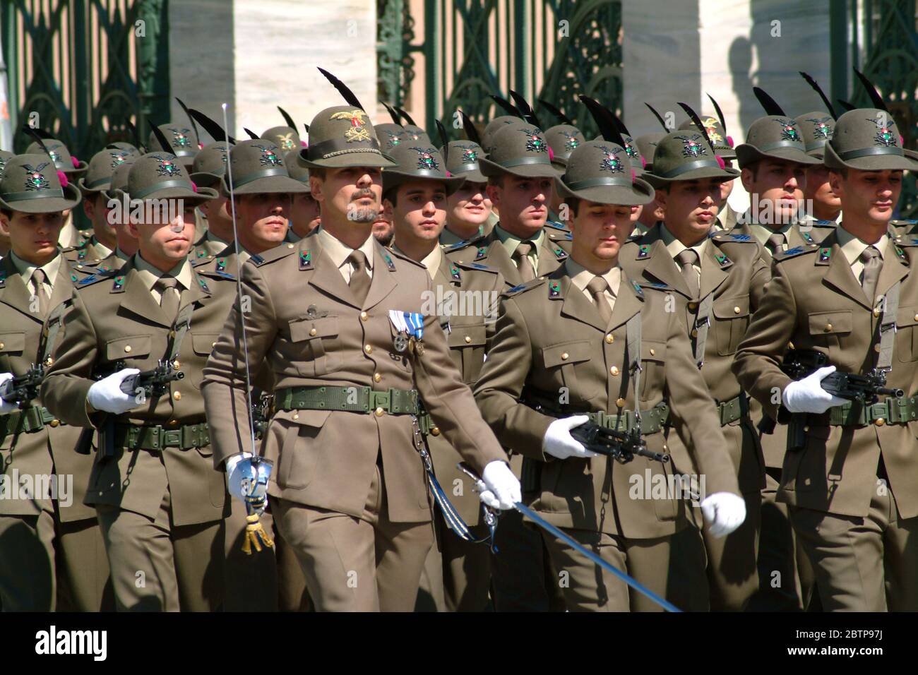 Turin, Piémont, Italie - 06/02/2007 - Journée de la République italienne. La levée de drapeau avec les forces armées. Banque D'Images