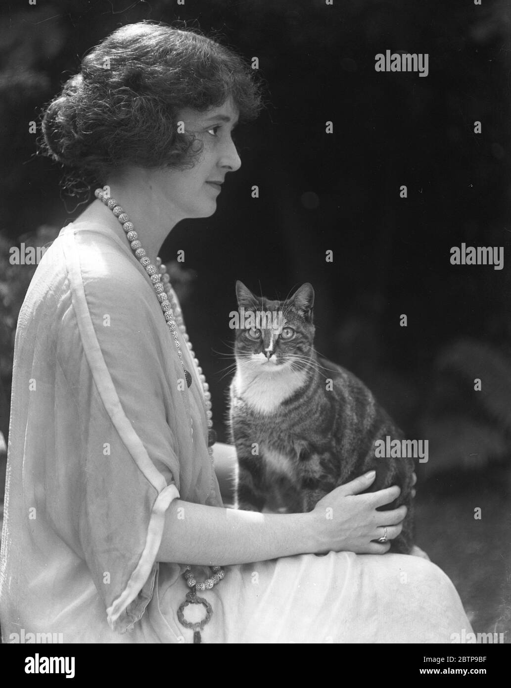 Actrice anglaise , Mlle Marjorie Hume avec son chat d'animal de compagnie . Banque D'Images