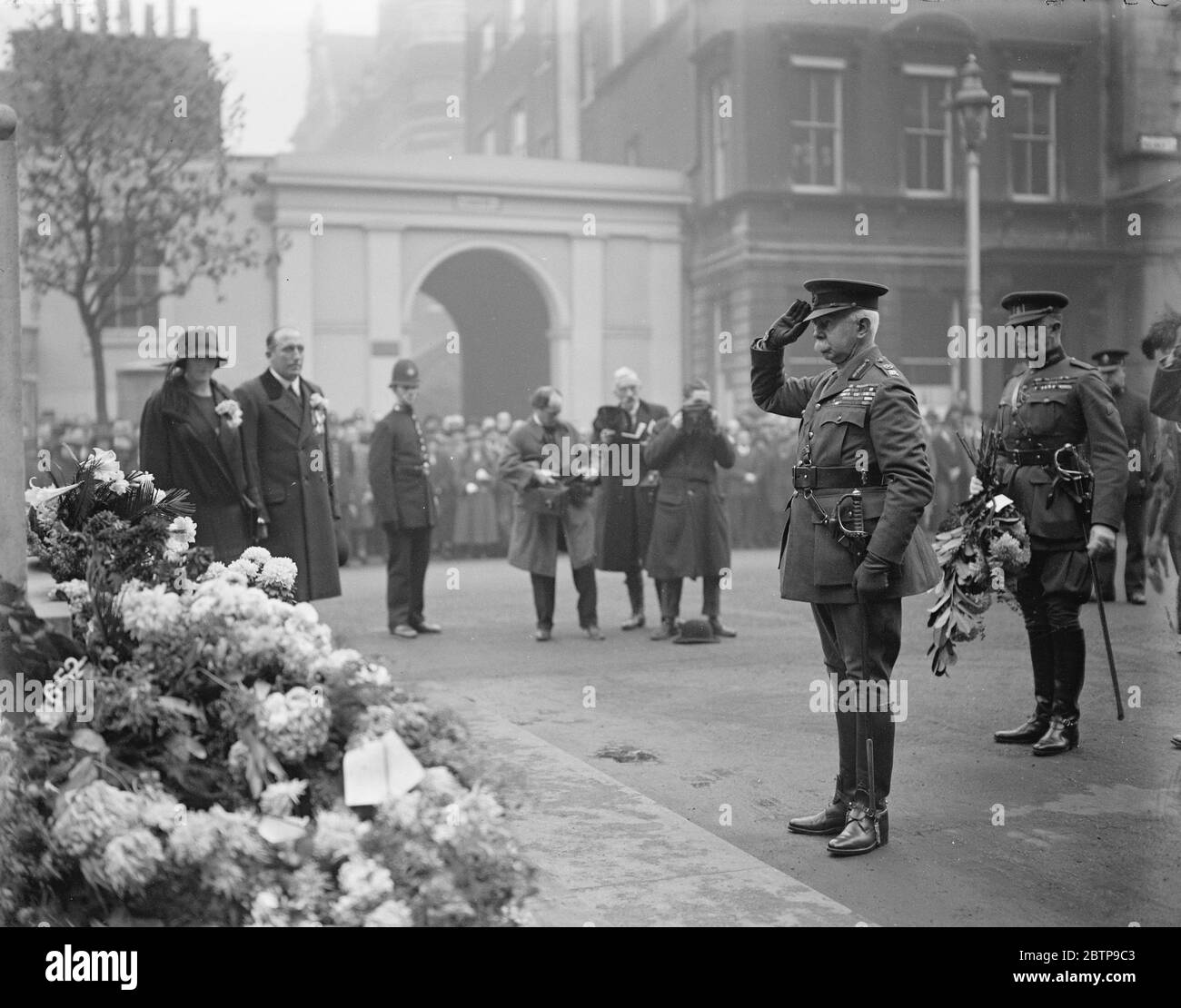 Célébrations de la journée d'Ypres . Vendredi étant le dixième anniversaire de la bataille d'Ypres , le maréchal Lord Plumer a déposé une couronne sur le Cenotaph au nom de la Ligue des Ypres . Lord Plumer saluant après avoir placé la couronne . 31 octobre 1924 Banque D'Images