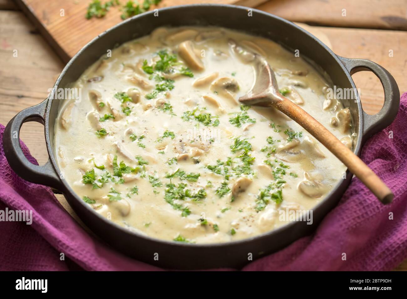 Champignons, vin blanc, thym, persil, ail, fromage bleu, sauce à la crème et au steak Banque D'Images