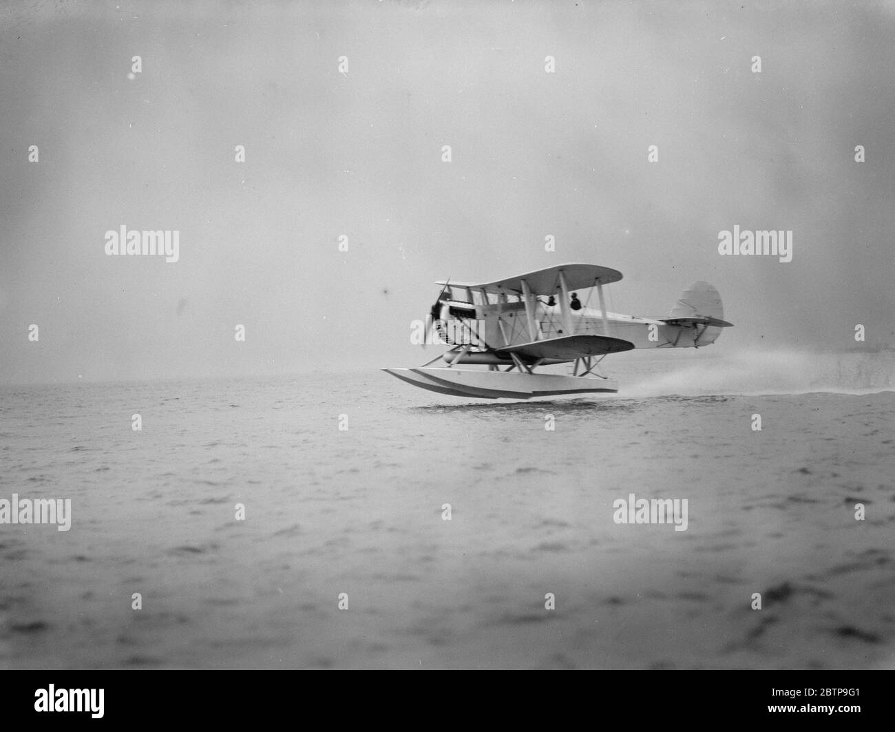 LE PREMIER BATEAU DE TORPILLE VOLANT DE GRANDE-BRETAGNE. Le premier hydravion transportant des torpilles à être construit en Angleterre a récemment effectué un vol de démonstration à Brough près de Hull. Il est équipé d'un 450 h.p. Napier Lion, et est capable d'une vitesse de croisière d'environ 2 miles par minute. Comme il plonge, cependant, il atteint une vitesse probablement beaucoup plus proche de 150 milles par heure, et ItFix ce texte est alors que la torpille, claqué sous le fuselage, et déchargé par tho pilote tirant un levier de libération ii envoyé hurler vers la surface s hanche. La photo montre l'hydravion qui s'envol avec la torpille de 30cwt. Banque D'Images