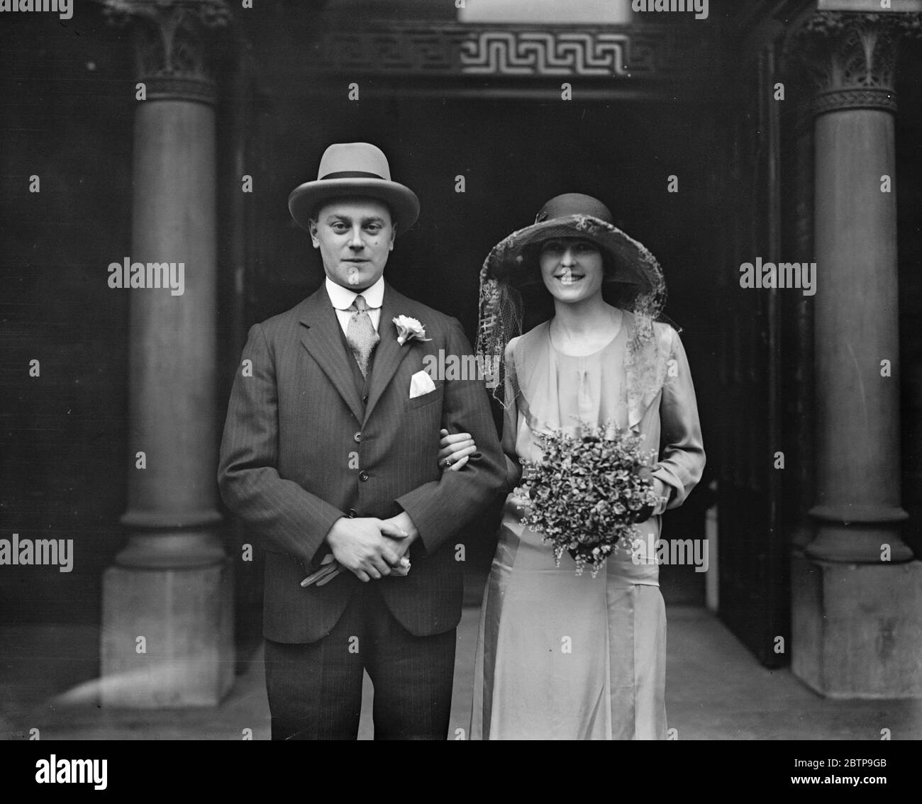 Mariage M. R G Abrahams et Mlle A Fox quittant la synagogue de Londres Ouest . 12 janvier 1926 Banque D'Images
