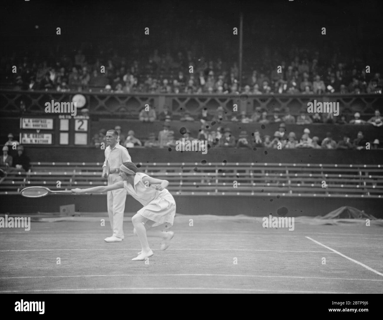 Tennis sur gazon à Wimbledon . M. et Mme L A Godfree en jeu . 5 juillet 1927 Banque D'Images