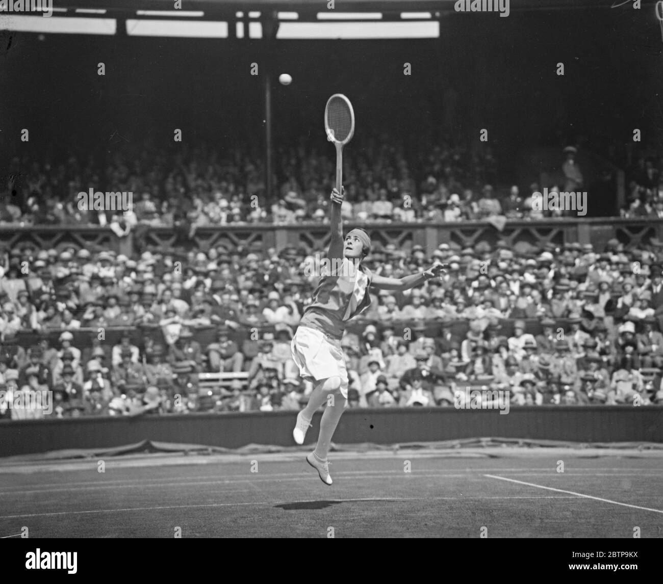 Tennis sur gazon à Wimbledon . Senorita d'Alvarez en jeu . 22 juin 1927 Banque D'Images