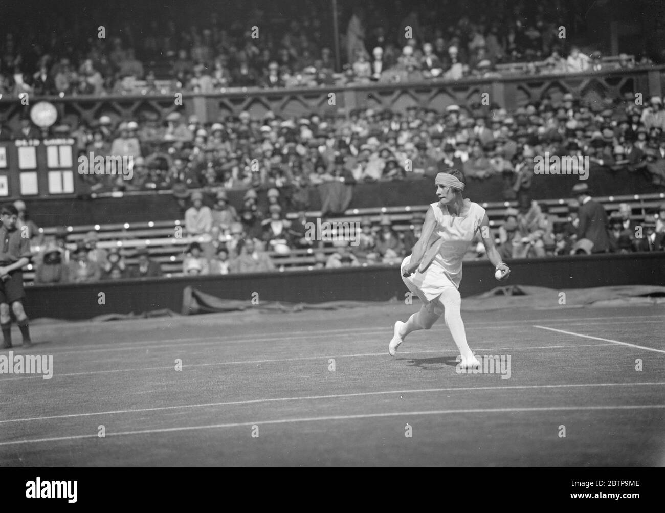 Tennis sur gazon à Wimbledon . Mlle E L Colyer en jeu . 24 juin 1927 Banque D'Images