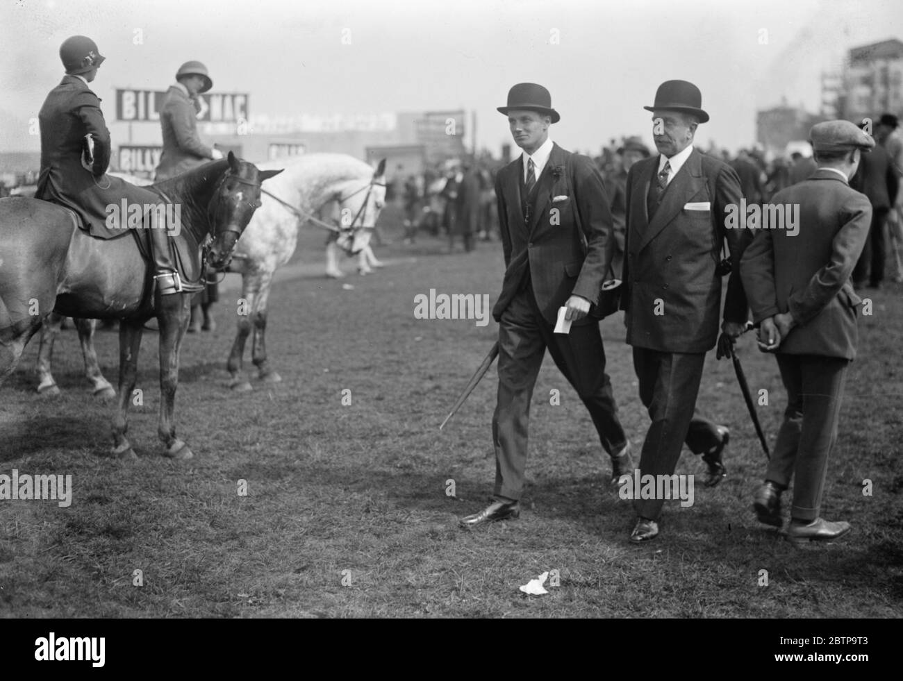 Société aux courses d'Epsom . Comte de Sefton et son fils, le vicomte Molyneux . 19 avril 1927 Banque D'Images