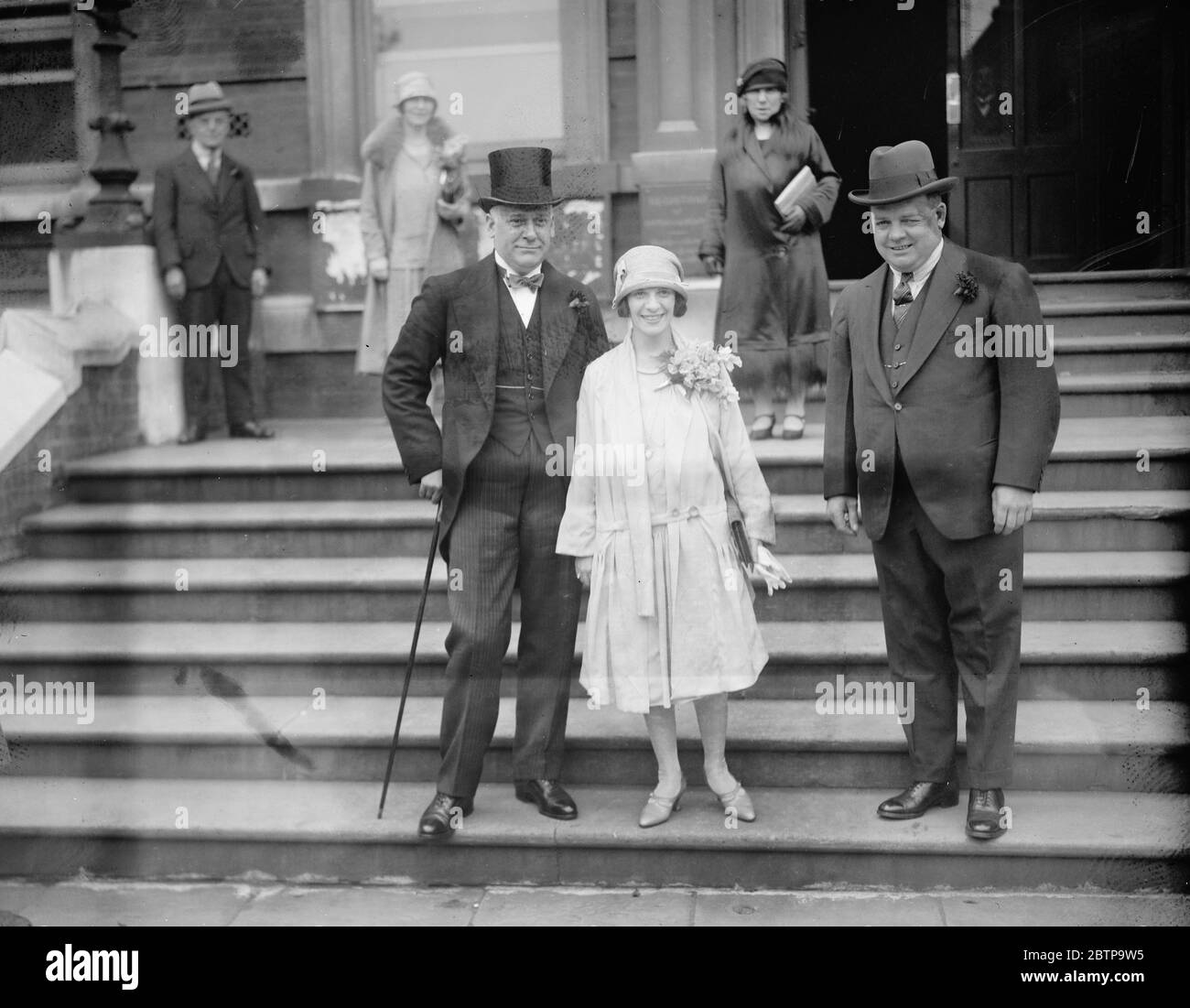 Mariage . M. Harry Weldon a été marié au bureau d'enregistrement de Hampstead à Mlle Hilda Glyder . Mariée et marié . M. Charles Gulliver est à gauche. 15 juin 1926 Banque D'Images