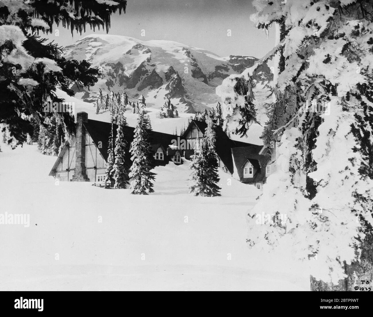 Record de l'Amérique hiver . Une photo du parc national de Rainier , Washington , montrant Paradise Inn , le centre populaire des sports d'hiver , presque enterré sous la neige de 22 pieds . 15 février 1927 Banque D'Images
