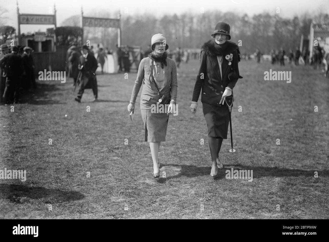 Société aux courses d'Epsom . Lady Chesham (à gauche) et l'honorable Sylvia Portman . 19 avril 1927 Banque D'Images