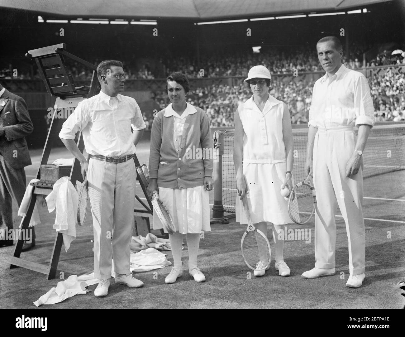 Tennis à Wimbledon . Finalistes en doubles mixtes . De gauche à droite H O Kinsey , Mlle Browne , Mme Godfree et M. Godfree . Ce dernier a gagné . 3 juillet 1926 Banque D'Images
