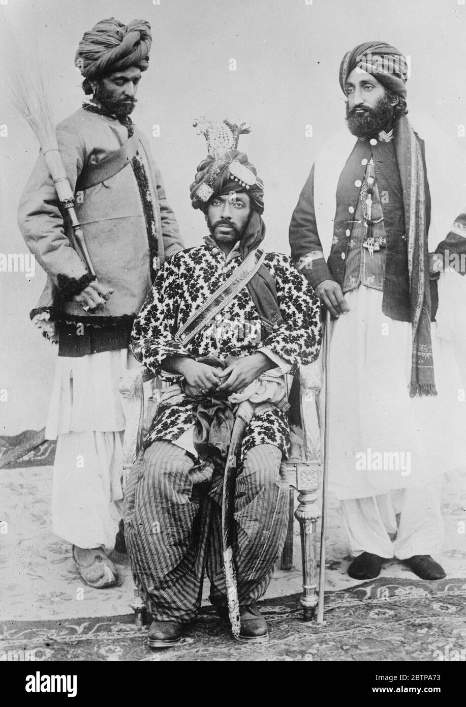 De loin Baluchistan . Le Khan de Khelat avec son conseiller et serviteur de corps , dont le devoir est de faire le fouet de la mouche . 14 septembre 1927 Banque D'Images
