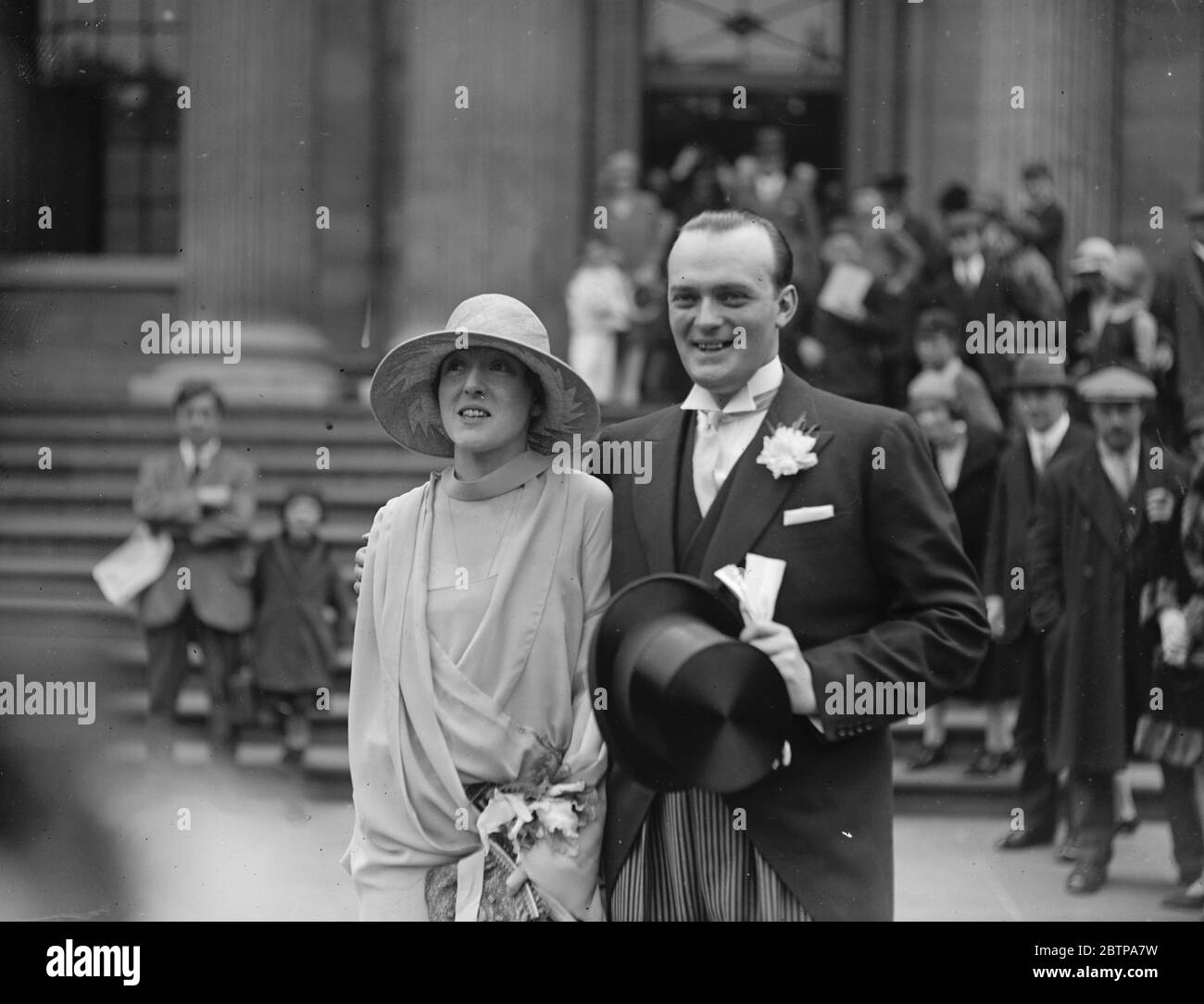Mariage . Le comte de Lathom et Mme Morison se sont mariés au bureau d'enregistrement de Marylebone . Mariée et marié . 2 juin 1927 Banque D'Images