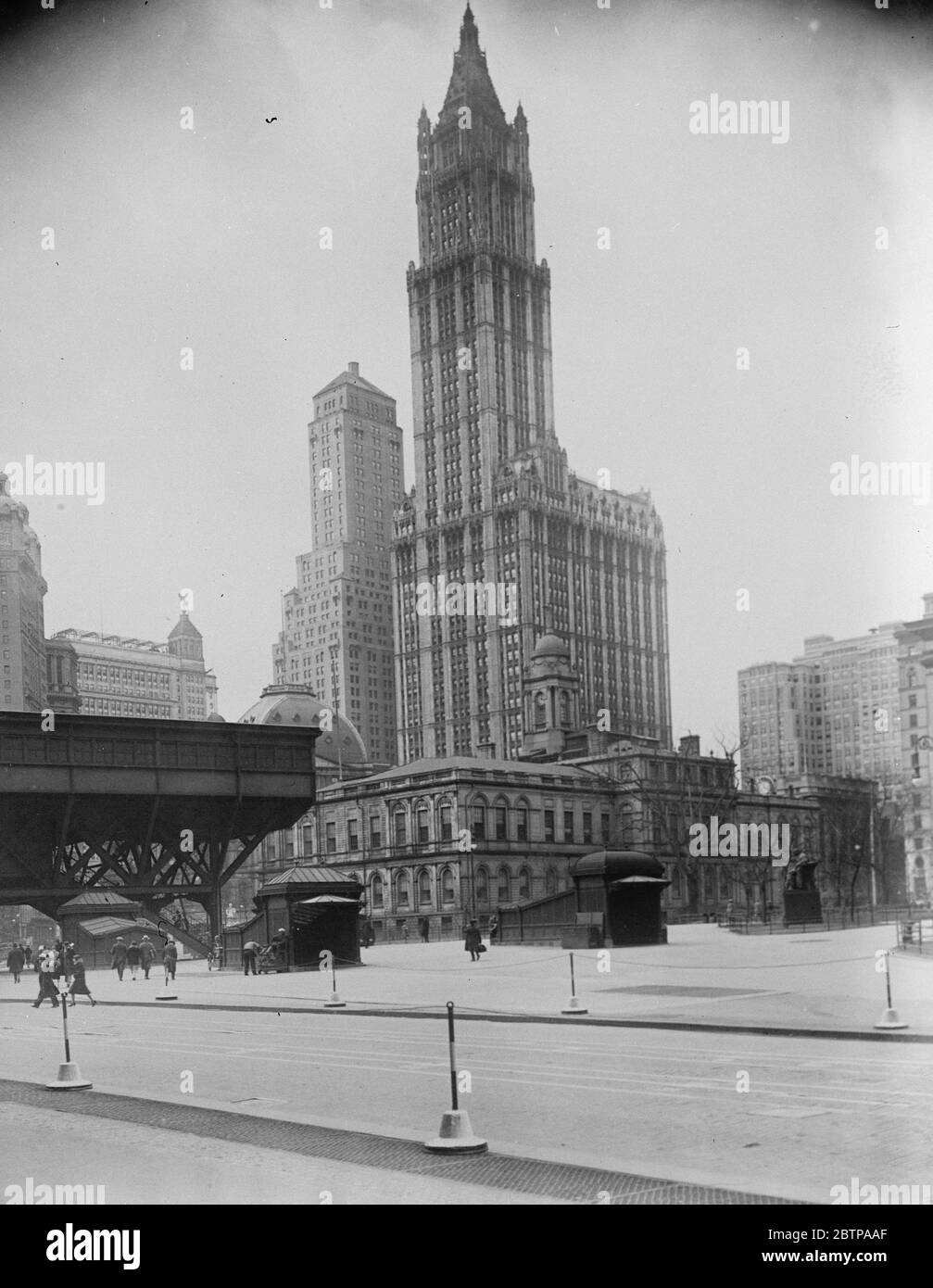 Vues sur New York . Les bâtiments Woolworth et transport et l'hôtel de ville . 1928 Banque D'Images