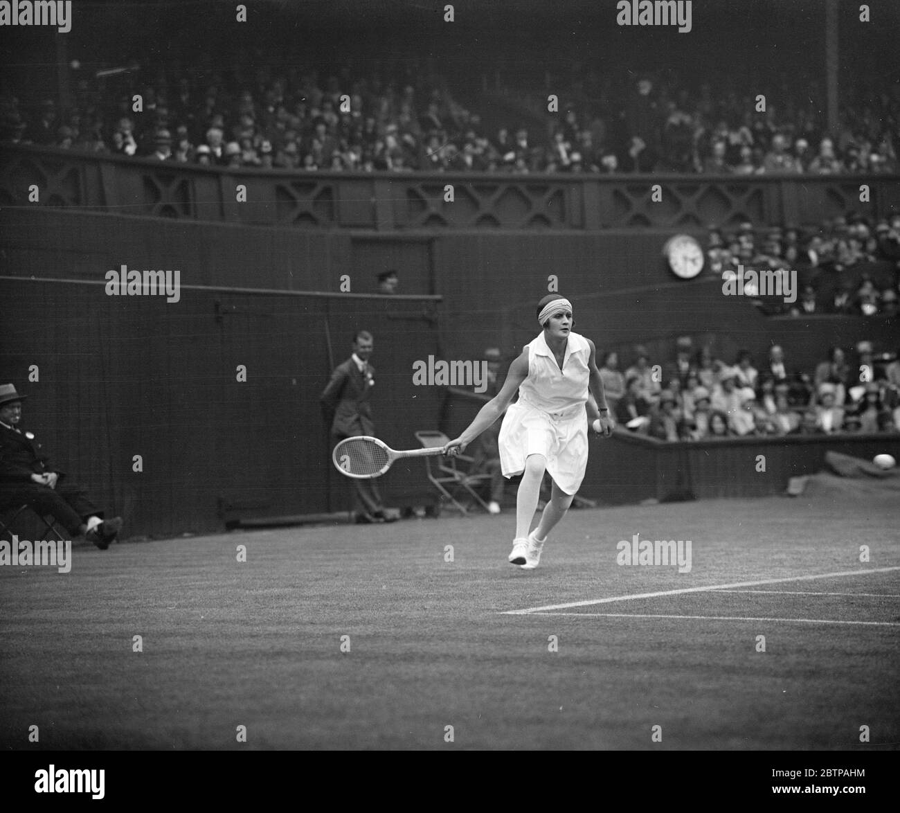 Tennis à Wimbledon . Mlle E L Heine en jeu . 1er juillet 1929 Banque D'Images