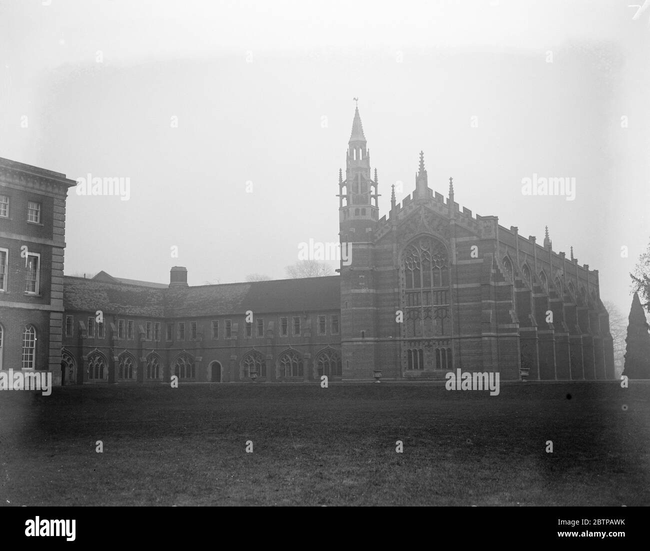 Radley College , Berkshire . La belle vieille chapelle du Collège qui date de la période de la Reine Anne . Certains des bâtiments du Collège sont également vus . 1er décembre 1927 Banque D'Images