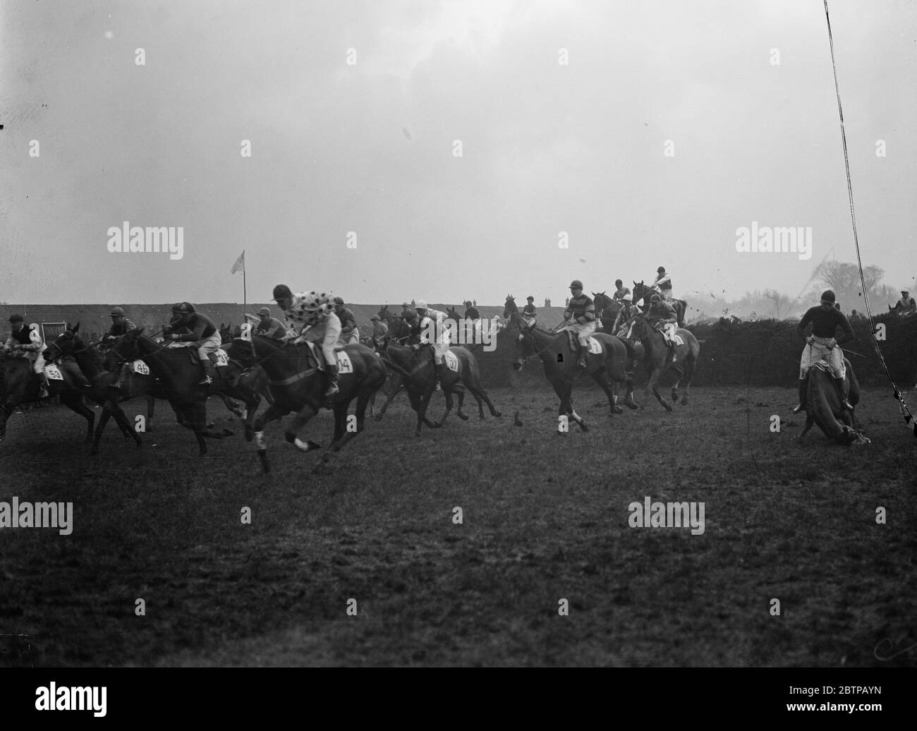 Sensationnel Grand National . La scène comme le champ a pris le premier saut , et montrant un des chevaux tombant . 30 mars 1928 Banque D'Images