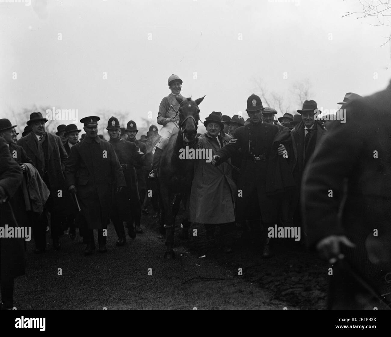 Sensationnel Grand National . En tête dans le vainqueur , ' Tipperary Tim ' monté par William Dutton , après la course . 30 mars 1928 Banque D'Images