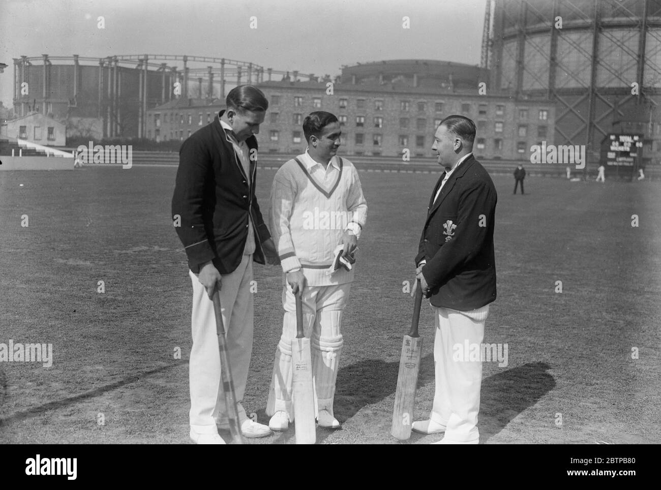 La recrue indienne de Surrey . Un cricketer indien nommé Desai doit participer aux matchs du Surrey Trial à l'Oval . Desai ( au centre ) avec deux des professionnels de Surrey à l'Oval . 17 avril 1930 Banque D'Images