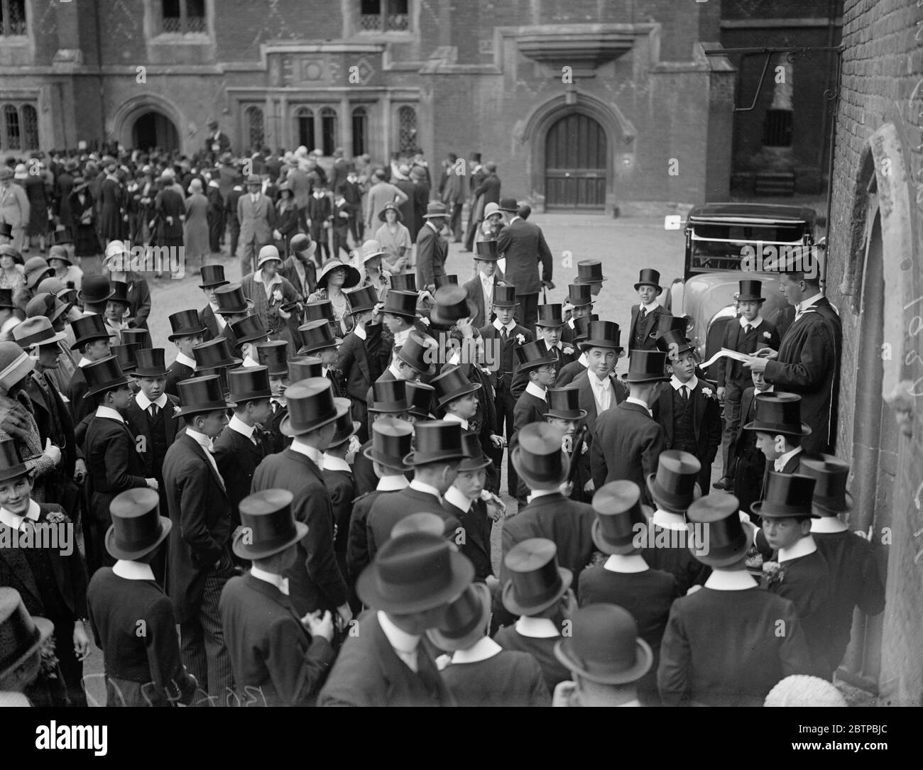 Le quatrième à Eton . Cinquième forme de garçons répondant à leurs noms quand l'absence a été appelée dans le triage de Weston . 4 juin 1930 Banque D'Images