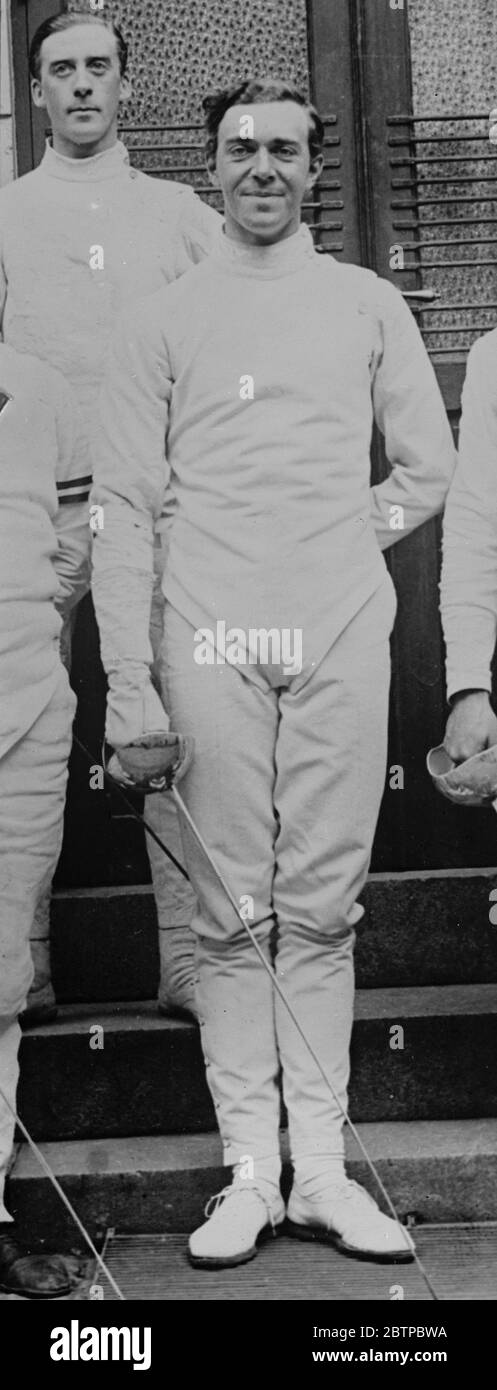 Futur King comme tireur . Le Prince Gustav Adolf de Suède , frère aîné de la princesse Ingrid , photographié à Stockholm , après avoir remporté le championnat amateur ouvert du Club d'escrime scandivian . Le mois prochain, il épousera la princesse Sibylle de Saxe-Coburg-Gotha . 14 septembre 1932 Banque D'Images