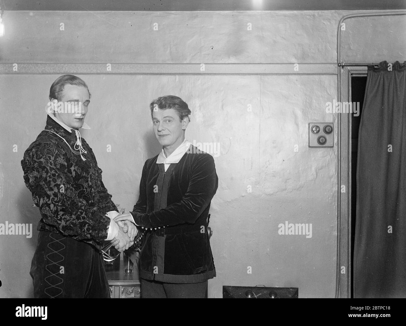 Les deux hameaux de Londres . John Gielgud au Vieux Vic , et Herr Alexander Moissi au Globe . 3 juin 1930 Banque D'Images