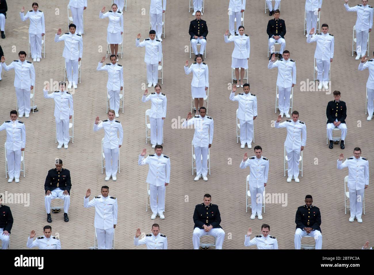 U.S. Naval Academy les midshipmen de la marine prêtaient le serment de service pendant le commencement et la cérémonie de mise en service de la classe de l'Académie navale de 2020 en vertu de la COVID-19, règlement de la distanciation sociale pandémique du coronavirus le 20 mai 2020 à Annapolis, Maryland. Environ 1,000 midshipmen seront diplômés et assermentés au cours de cinq événements et d'une cérémonie virtuelle. Banque D'Images