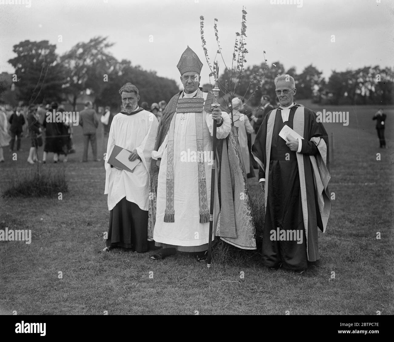 Les vingt et un capitaines . Ceremont de plantation d'arbres nouveaux à Harpenden . L'évêque de St Albans . 23 juin 1928 Banque D'Images