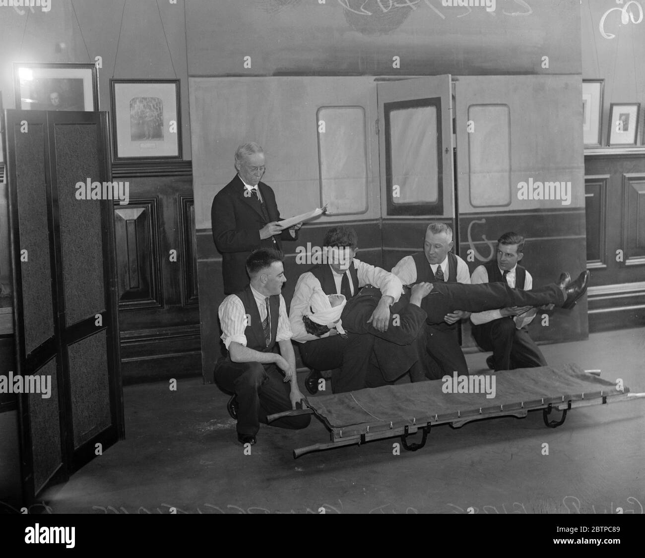 Concours de premiers soins ferroviaires . Les finales des compétitions pour les détachements de premiers secours du GWR ont eu lieu à la gare de Paddington . L'équipe Llanidoes ( gallois ) au travail pendant la compétition . 29 avril 1932 Banque D'Images