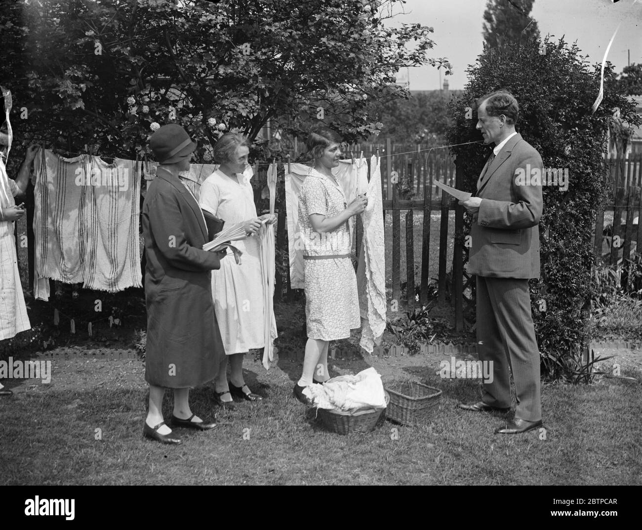 Le jour du lavage . M. Comyns Carr , KC , le candidat libéral demande le vote le jour du lavage . 27 mai 1929 Banque D'Images