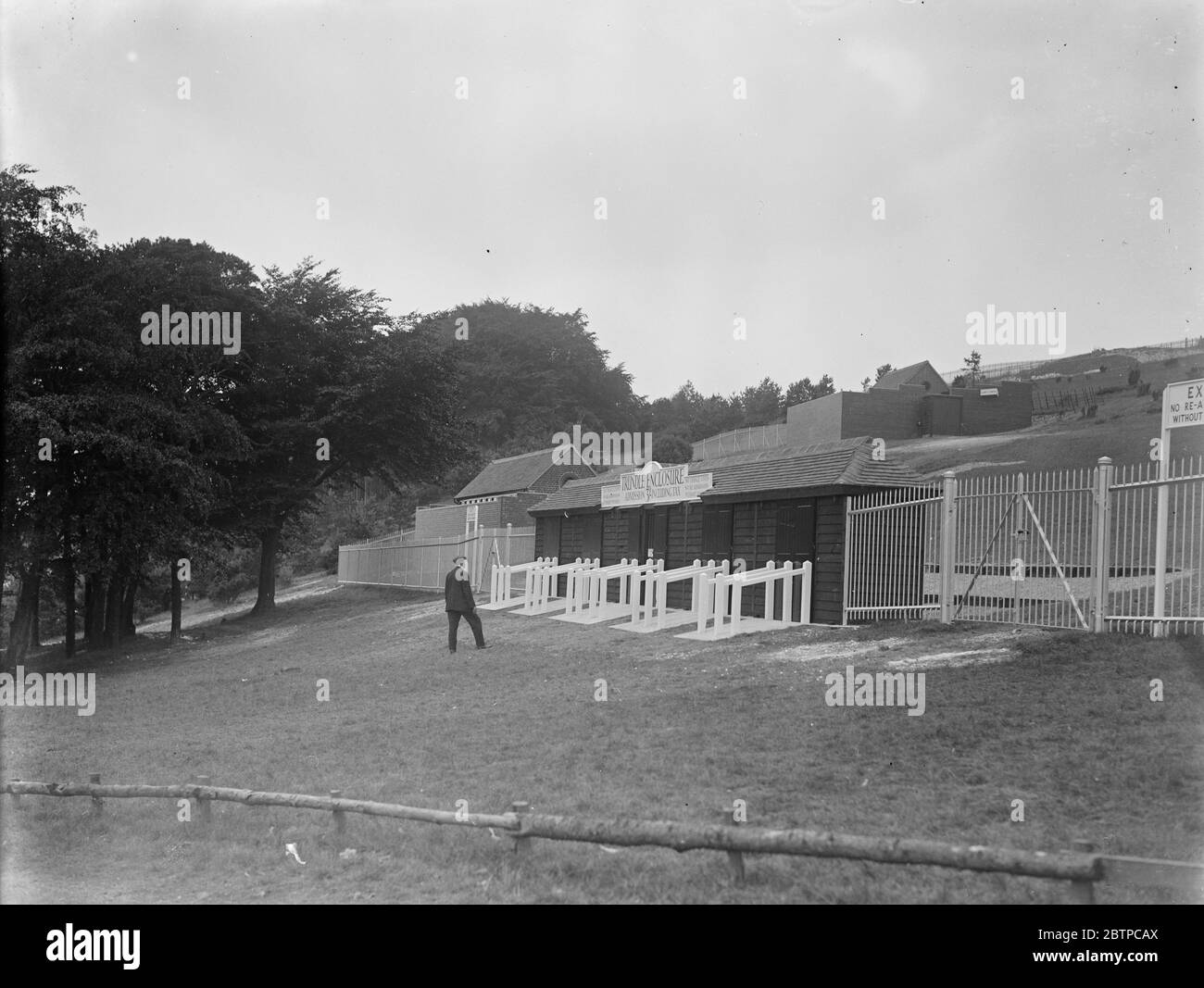 hippodrome de Goodwood . Les portes à l'entrée de la colline de trundle , qui a été maintenant fermée . 27 juillet 1929 Banque D'Images