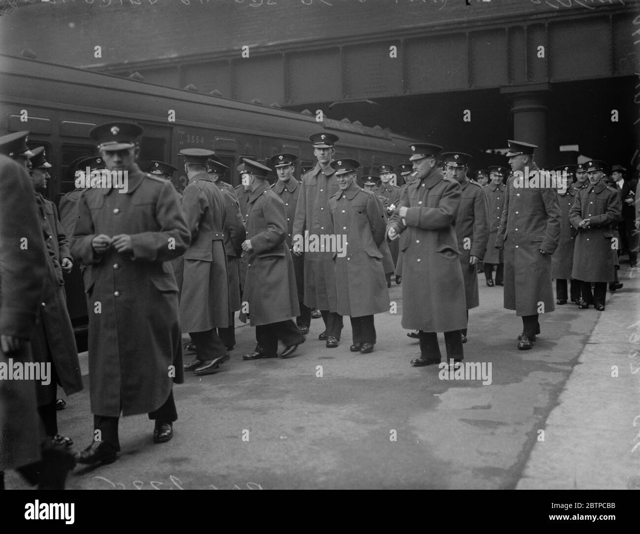 Destination France . Le groupe Grenadier Guards a quitté Londres samedi pour participer à la cérémonie d'inauguration du nouveau beffroi à Lille . 15 octobre 1932 Banque D'Images