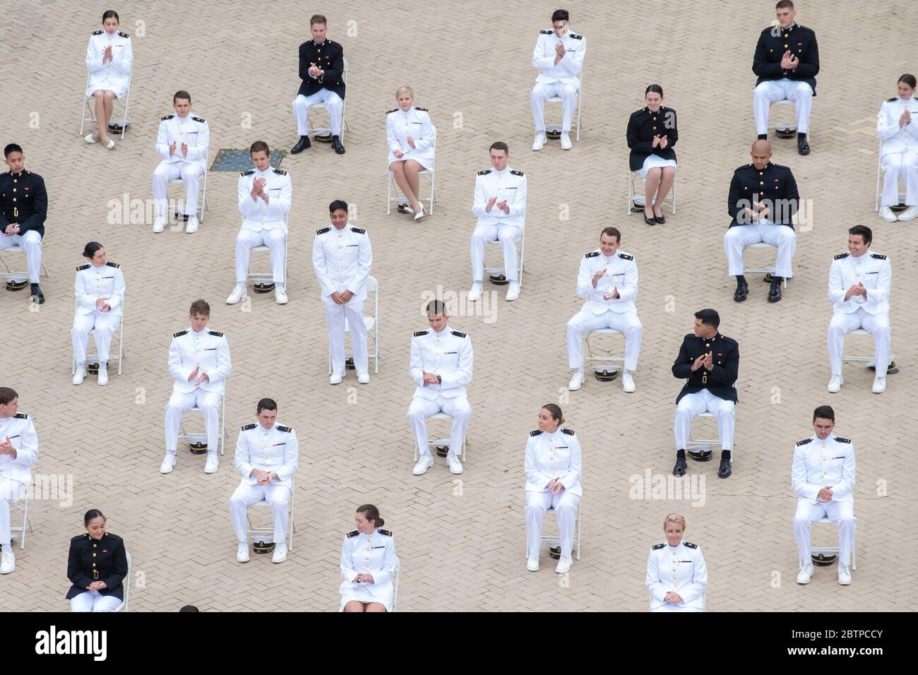 Midshipmen de l'Académie navale américaine pendant la cérémonie de commencement et de mise en service de la classe de l'Académie navale de 2020 en vertu de la COVID-19, règlement de distance sociale pandémique du coronavirus le 16 mai 2020 à Annapolis, Maryland. Environ 1,000 midshipmen seront diplômés et assermentés au cours de cinq événements et d'une cérémonie virtuelle. Banque D'Images