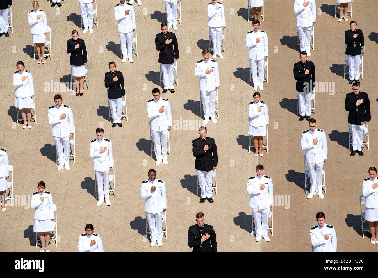 Midshipmen de l'Académie navale américaine pendant la cérémonie de commencement et de mise en service de la classe de l'Académie navale de 2020 en vertu de la COVID-19, règlement de distance sociale pandémique du coronavirus le 14 mai 2020 à Annapolis, Maryland. Environ 1,000 midshipmen seront diplômés et assermentés au cours de cinq événements et d'une cérémonie virtuelle. Banque D'Images